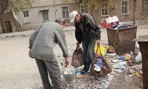 Туркменистан: роющиеся в мусоре люди – все более привычное зрелище