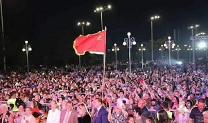 Вице-спикера парламента Узбекистана оскорбило красное знамя на концерте в Ташкенте