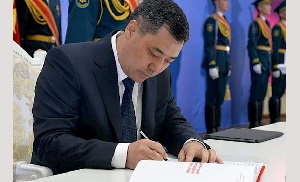 Президент Кыргызстана Садыр Жапаров подписал новую Конституцию страны, принятую на референдуме 11 апреля