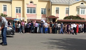 Туркменские граждане вновь скапливаются у российского консульства в Ашхабаде в желании навсегда уехать