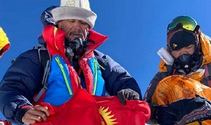 Покоривший Эверест кыргызстанец обратился к соотечественникам