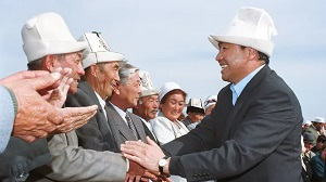 Кыргызстан. Аскар Акаев вернулся на родину помогать новой власти судиться за золотой рудник Кумтор