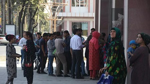 Хождение по мукам, или как вкладчикам проблемных банков Таджикистана возвращают деньги