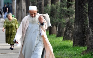 За что в Узбекистане и Таджикистане мусульманам бреют бороды?