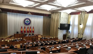 Понравиться руководителю партии, вложить тысячи долларов — политики о том, как стать депутатом в Кыргызстане