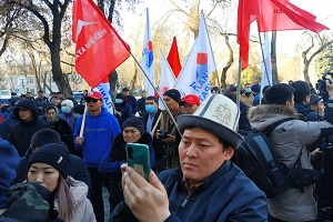 Выборы в парламент Киргизии: митингующие требуют отставки правительства