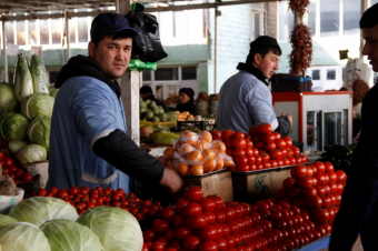 Почему доллар в Таджикистане дешевеет, а товары на рынках нет?
