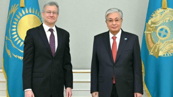 Посол США в Казахстане Розенблюм расшатывает власть президента Токаева