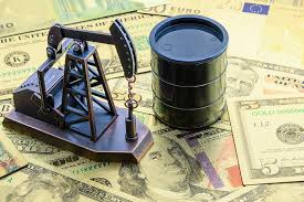 Нефть дорожает, а тенге слабеет: что это значит для экономики Казахстана