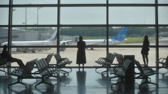 Атаки дронов парализовали небо: сотни пассажиров из Центральной Азии застряли в московских аэропортах