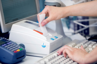 Только если попросите, и то – не факт. Почему во многих торговых точках в Таджикистане все еще не выдают чеки? 