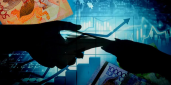 Казахстанцы хоронят деньги: рекордные депозиты на фоне падающего тенге и растущих цен