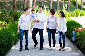 Мама на связи, папа в эфире: как исчезает традиционная семья в Центральной Азии