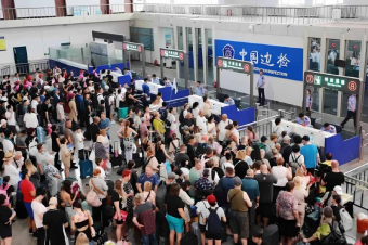 Безвизовый режим с Китаем пока учит россиян терпению в очередях