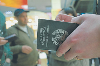 НГ: Таджикистан не смог справиться с зависимостью от денег мигрантов