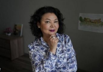 Опытный лизун Лейла Саралаева не замечает бревно в собственном глазу